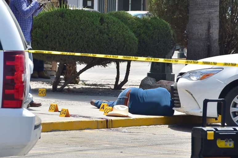 En el lugar, uno de los hombres atacados perdió la vida y otro fue trasladado a un hospital particular. (EL SIGLO DE TORREÓN)