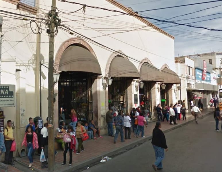 En diversos locales del Mercado Nuevo Saltillo, se aseguró lo siguiente: 877 pantalones de marca reconocida, 70 de ropa deportiva y 125 tenis. (ESPECIAL)