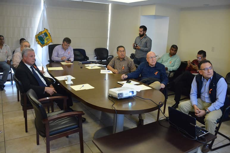 Las pláticas con el gremio se harán en forma paralela a la construcción de las terminales por lo que considera que para el último trimestre de este año se podría ya encargar los camiones que se requieren, que son 108. (FERNANDO COMPEÁN)