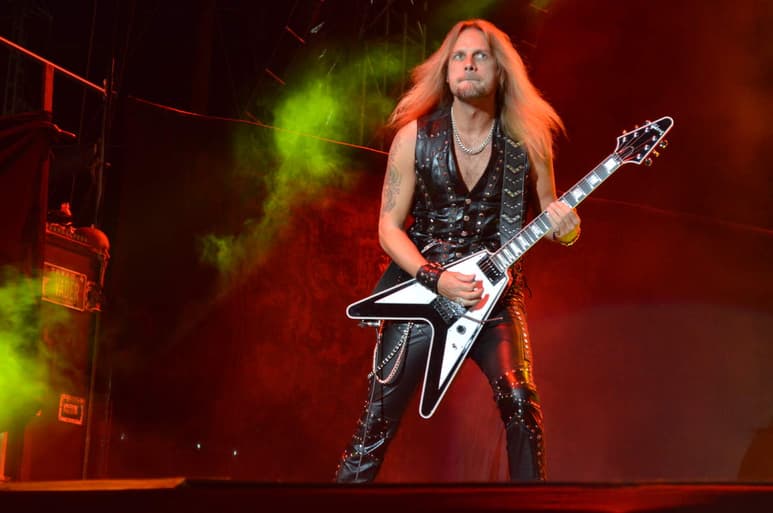 Le da su toque. Richie Faulkner ha tomado un papel estelar como guitarrista de Judas Priest. (ARCHIVO)