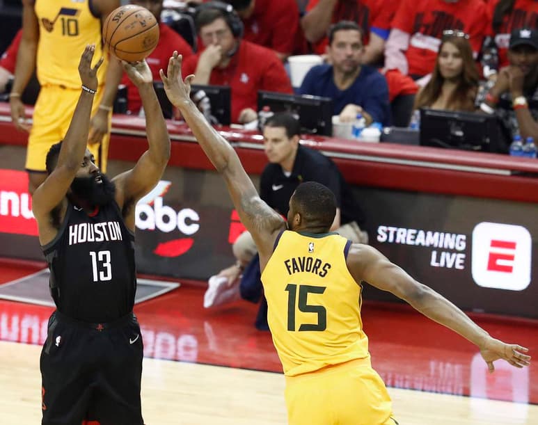 James Harden anotó 41 puntos en el juego. (EFE)