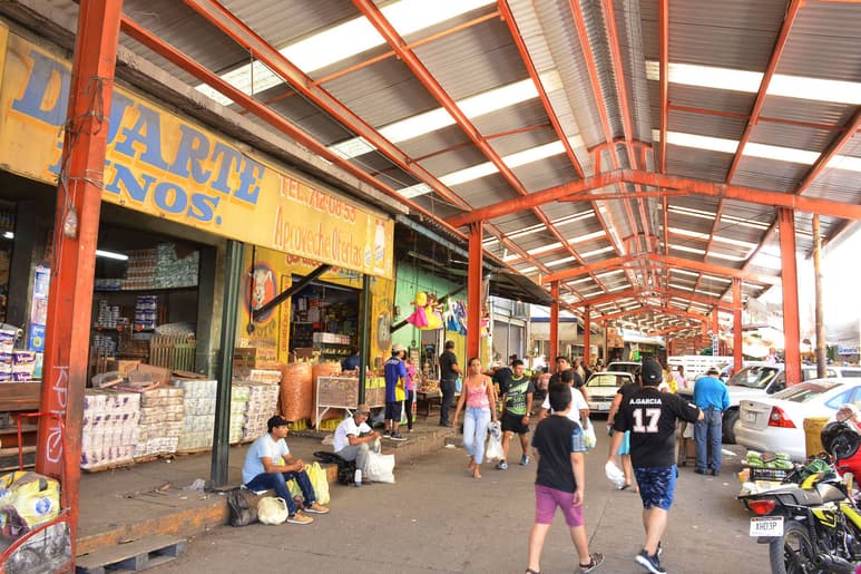 Agua. Comerciantes del Mercado Alianza quieren que se les considere en el plan de descuentos por adeudos que hará el municipio. (FERNANDO COMPEÁN)