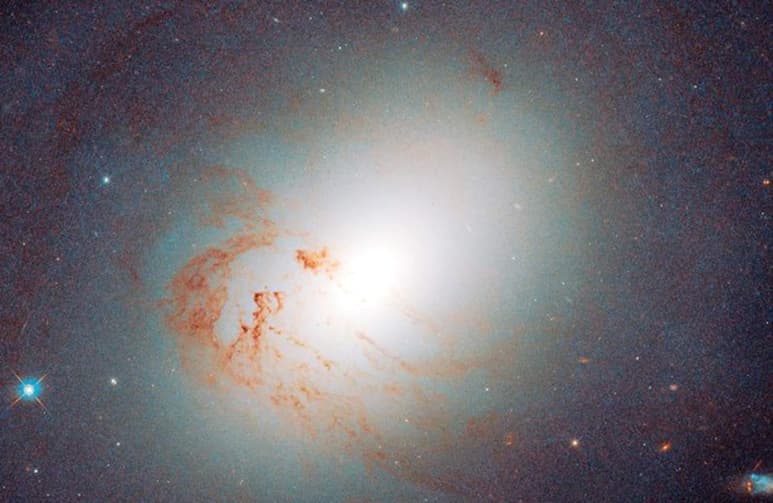 Las galaxias lenticulares se ubican entre los tipos espiral y elíptico, poseen forma de disco, pero ya no forman un gran número de estrellas nuevas, sólo albergan poblaciones de envejecidas, como las elípticas. (ESPECIAL)