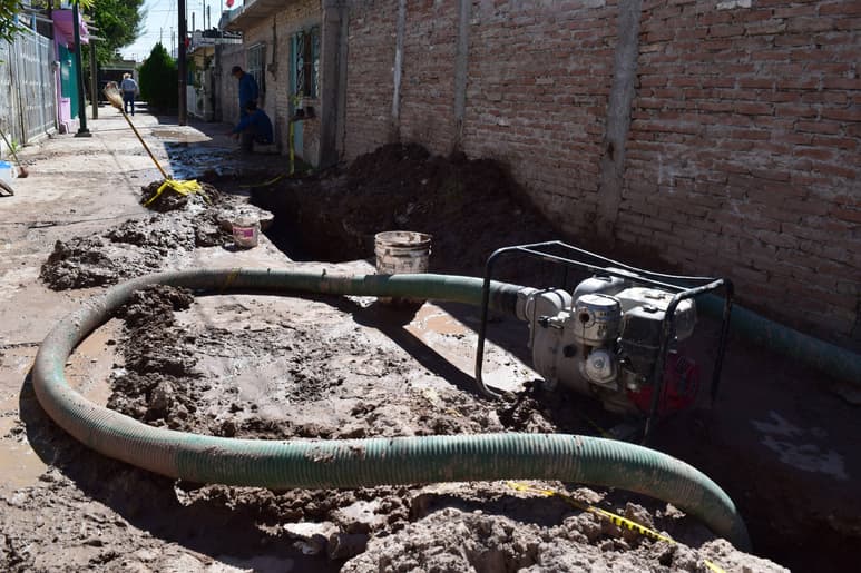 Fugas. El mal estado de las líneas domiciliarias genera que los usuarios no reciban suficiente agua; se atienden reportes. (EL SIGLO DE TORREÓN)