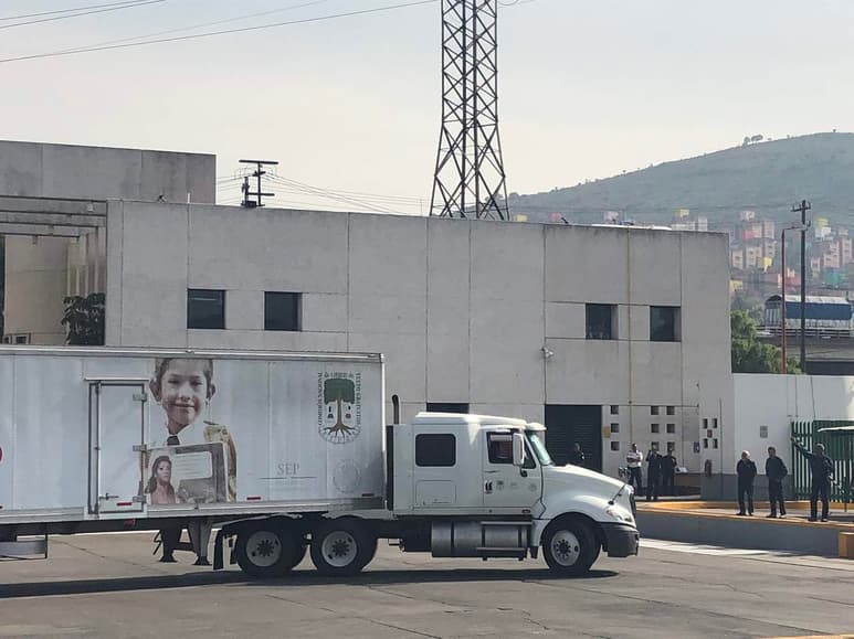 El titular de la Secretaría de Educación Pública (SEP), Otto Granados Roldán, dio este jueves el banderazo de salida a los vehículos que distribuirán 194 millones de libros y materiales educativos que se utilizarán en el ciclo escolar 2018-2019 en todas las escuelas del país. (TWITTER)