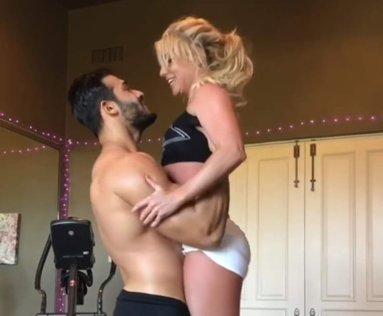 Britney Spears y su novio el modelo Sam Asghair podrían ser la pareja más fuerte del momento. (ESPECIAL)