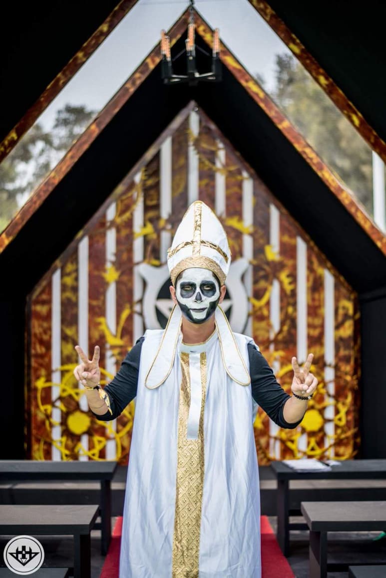 Un sacerdote poco común y una aterradora de sabrán dan la bienvenida invitando a las parejas a sellar su pacto de amor. (TWITTER)