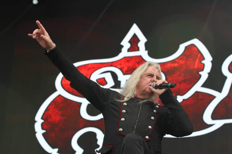 En el escenario principal Hell Stage, los británicos Saxon dejaron atrás los formalismos y como viejos conocidos se entregaron a la fiesta, dando muestra del por qué en su momento fueron considerados como líderes de la nueva ola del heavy metal. (NOTIMEX)
