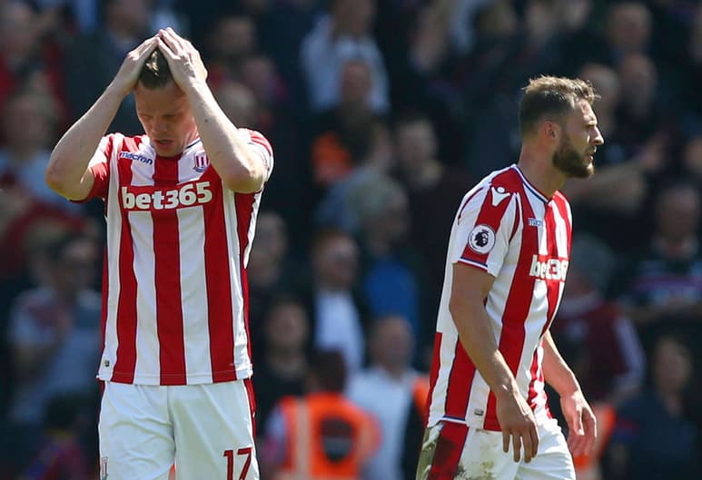 Stoke City necesitaba dos victorias en sus últimos dos cotejos para tener opciones de salvarse, sin embargo, perdió ayer. El Stoke City pierde ante Crystal Palace y desciende