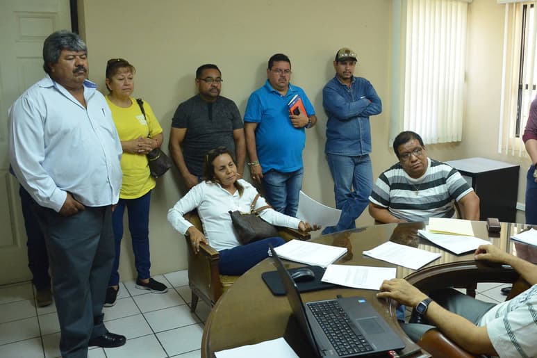 Sindicalizados. Empleados de los dos sindicatos al servicio del Ayuntamiento reciben dinero para que compren sus uniformes. (EL SIGLO DE TORREÓN)