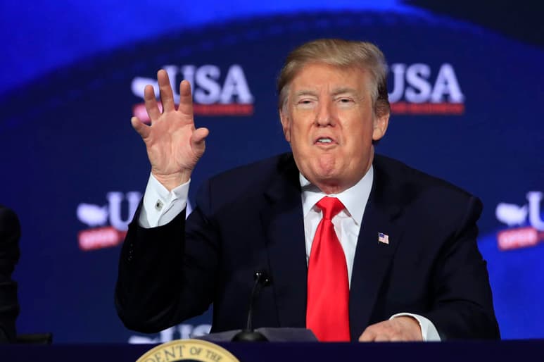 Trump dijo también en su serie matinal que la investigación 'está perdiendo credibilidad rápidamente'. (ARCHIVO)