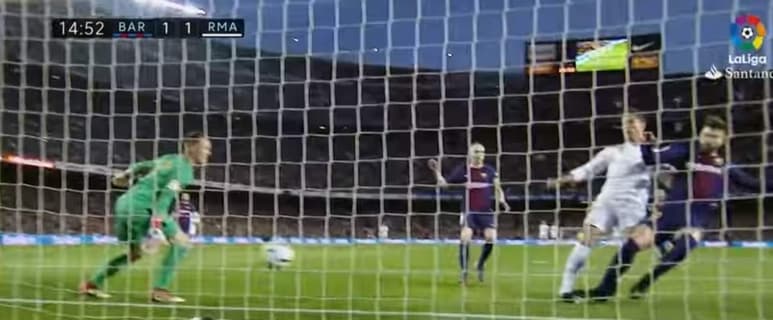 Cristiano Ronaldo se lesionó el tobillo al recibir un pisotón de Piqué en el tanto que marcó en el clásico del domingo ante Barcelona. (Especial)
