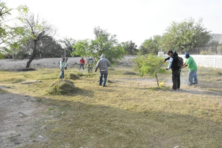 Limpieza. La rehabilitación consiste en la limpieza y emparejamiento del camino, recolección de basura orgánica e inorgánica. (EL SIGLO DE TORREÓN)
