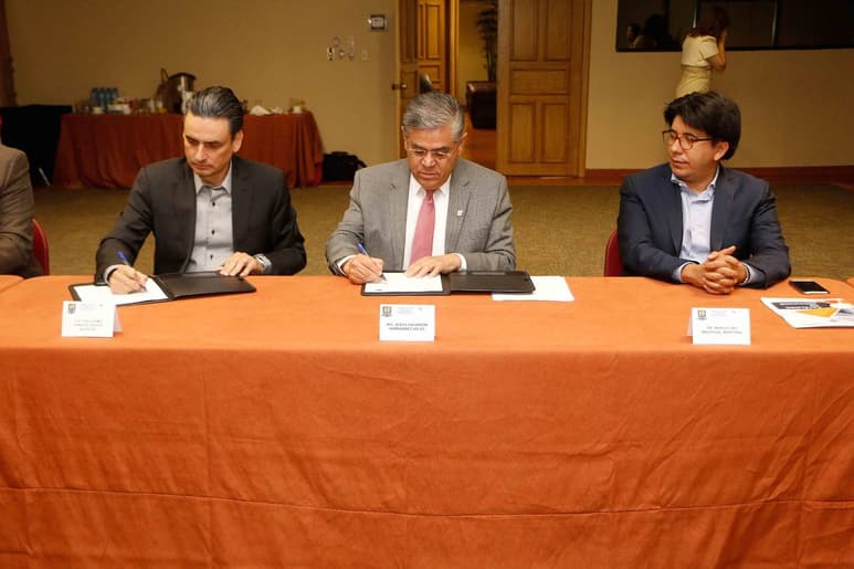 Firma. El rector de la UA de C, Salvador Hernández Vélez, firmó un convenio con el Comisionado Presidente de la Comisión Reguladora de Energía, Guillermo Ignacio García Alcocer. (EL SIGLO DE TORREÓN)