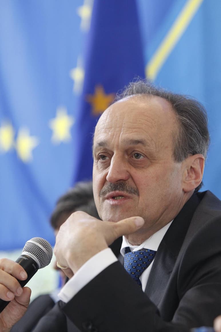 En rueda de prensa. El embajador de la Unión Europea (UE) en México, Klaus Rudischhauser. (ARCHIVO)