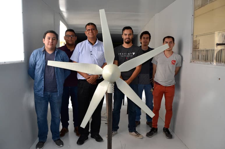 Prototipo. El doctor Marco Antonio Arjona y su equipo con un protipo del aerogenerador. (EDITH GONZÁLEZ)