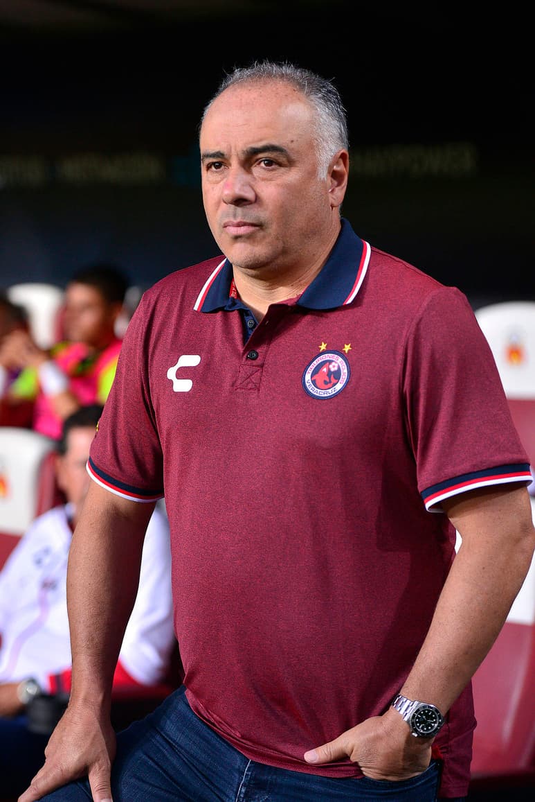 La directiva del equipo Tiburones Rojos del Veracruz confirmó la continuidad del técnico Guillermo Vázquez al frente del equipo. Continuará Memo Vázquez al frente del Veracruz