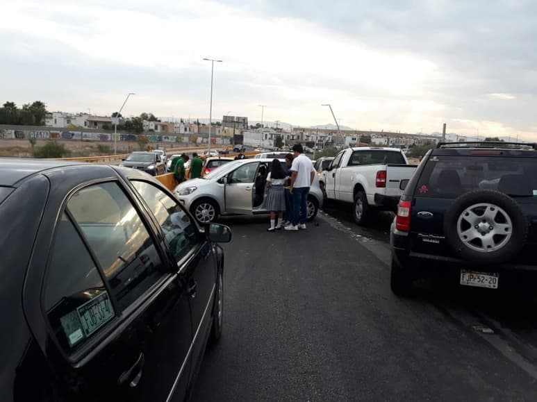 La circulación vehicular fue cerrada en los carriles de poniente a oriente por espacio de dos horas, esto mientras se retiraban las unidades siniestradas. (EL SIGLO DE TORREÓN)
