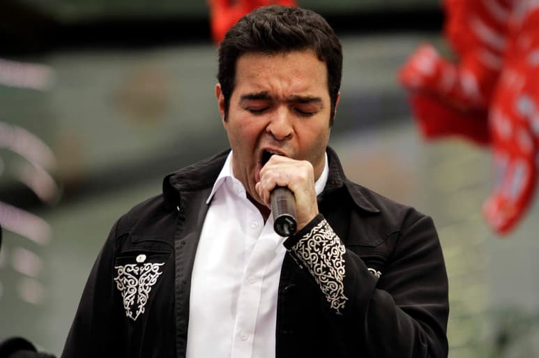 Para la ocasión, el cantante portará un traje de charro con los colores de la camiseta de gala del Santos y el escudo nacional bordado en plata, se informó mediante un boletín. (ARCHIVO)
