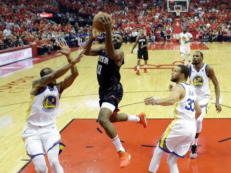 James Harden (d) anotó 27 puntos en la victoria de Houston. Apalean los Rockets e igualan la serie