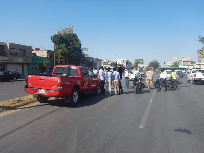 Al lugar acudió personal de Vialidad, Bomberos y peritos de Tránsito quienes elaboraron el croquis de accidente correspondiente. (ESPECIAL)