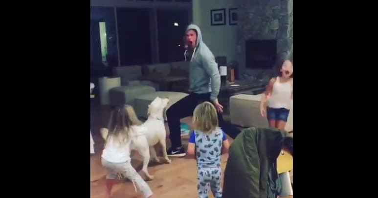Chris Hemsworth bailando y cantando Wreaking ball. (Especial)