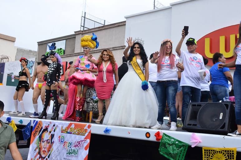 Detalles. Con una marcha y carros alegóricos, es como se ha celebrado el Día Internacional del Orgullo Gay. (EL SIGLO DE TORREÓN)