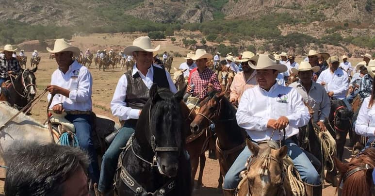 El candidato independiente encabezó una cabalgata en su primer acto de campaña en Durango. (TWITTER)
