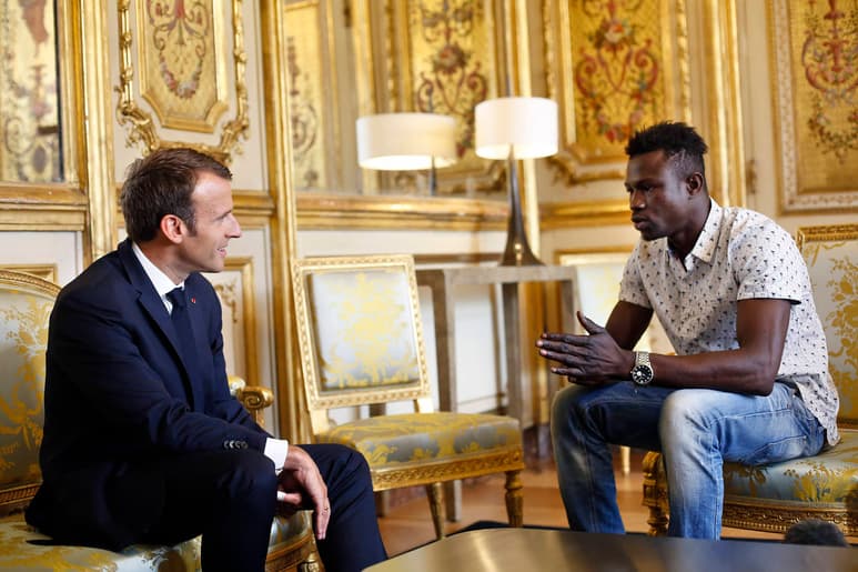 Recompensa. El presidente Emmanuel Macron recibió al migrante Mamoudou Gassama y lo recompensó por su acción. (AP)