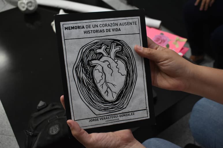 Obra. En este libro, obra de Jorge Verástegui, se cuentan historias de personas desaparecidas por sus propios familiares. (JOEL MENDOZA)