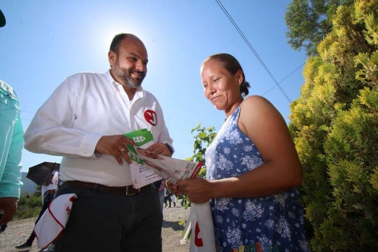 Campaña. El candidato recorrió las calles de la colonia Emiliano Zapata, en Castaños, donde dialogó con habitantes.