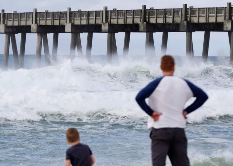 'Alberto' como tormenta subtropical tocó tierra cerca de Laguna Beach, en el noroeste de Florida, el lunes y sigue su camino tierra adentro con inundaciones repentinas potencialmente mortales. (AP)
