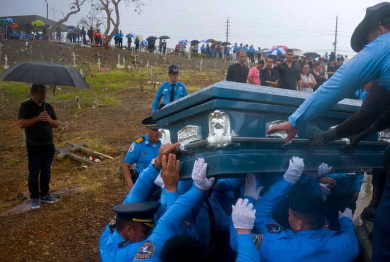 Recuento. Los investigadores analizaron una pequeña muestra de vecindarios y a partir de ello estimaron que ocurrieron hasta 4.600 muertes más de lo habitual. (AP)