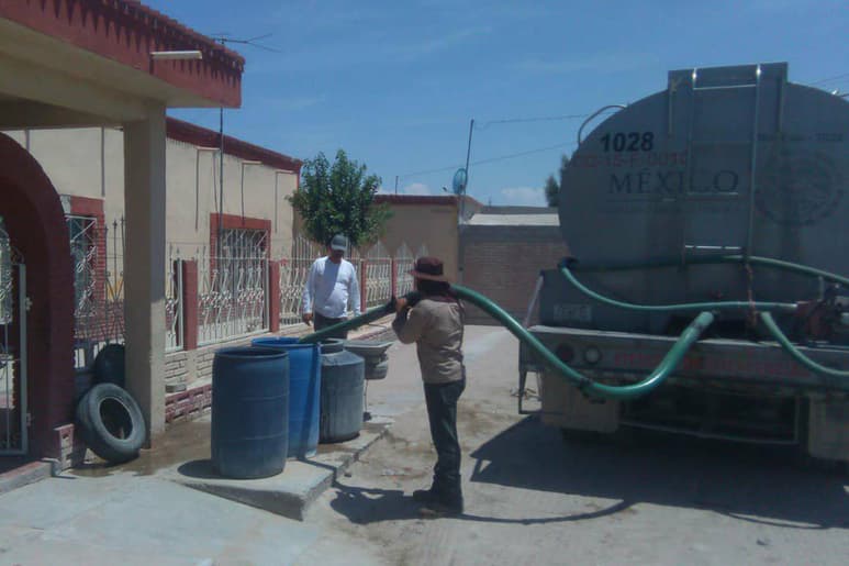 Servicio. En pipas llevaban agua a los afectados. (EL SIGLO DE TORREÓN/MARY VÁZQUEZ)