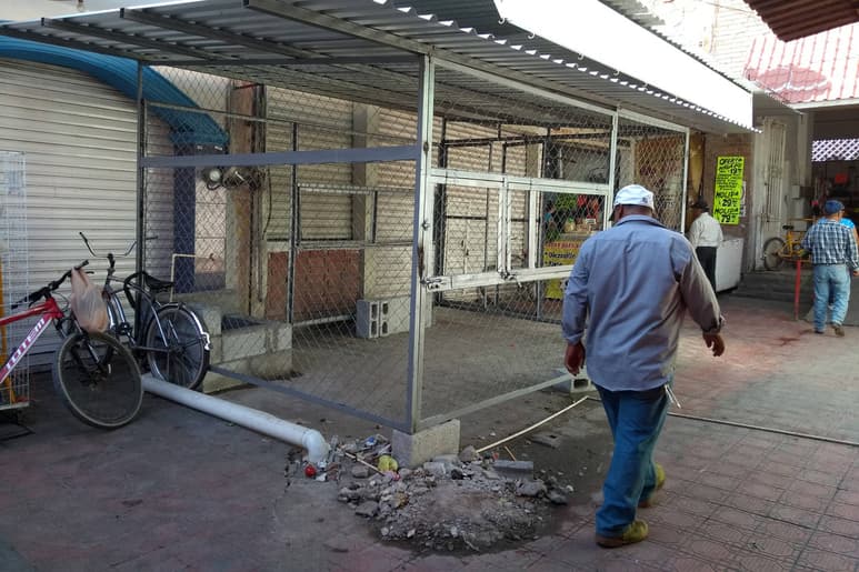 Mercado. Se realiza un local provisional de malla ciclónica para mover a la carnicería al exterior del mercado municipal. (EL SIGLO DE TORREÓN)