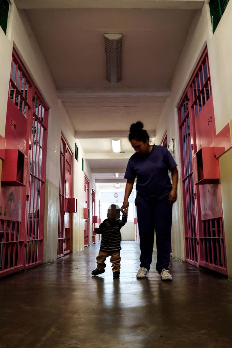 Para crecer. El Reclusorio Femenil Tepozanes es uno de los pocos que cuenta con las instalaciones necesarias para albergar a niños que viven con sus madres encarceladas. Ahí habitan siete pequeños, quienes tienen acceso a áreas lúdicas y educativas, además de que su celda está adaptada a sus necesidades.  (EL UNIVERSAL)