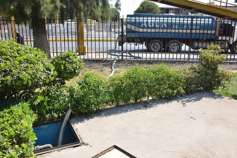 Particulares. El servicio de agua potable será apoyado por la distribución mediante pipas en sectores donde haga falta. (FERNANDO COMPEÁN)
