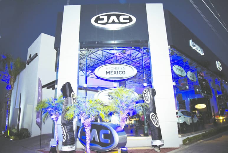 Evento. La noche del martes se llevó a cabo la inauguración de la distribuidora de automóviles Jainghuai Anhui Automobile. (EL SIGLO DE TORREÓN)