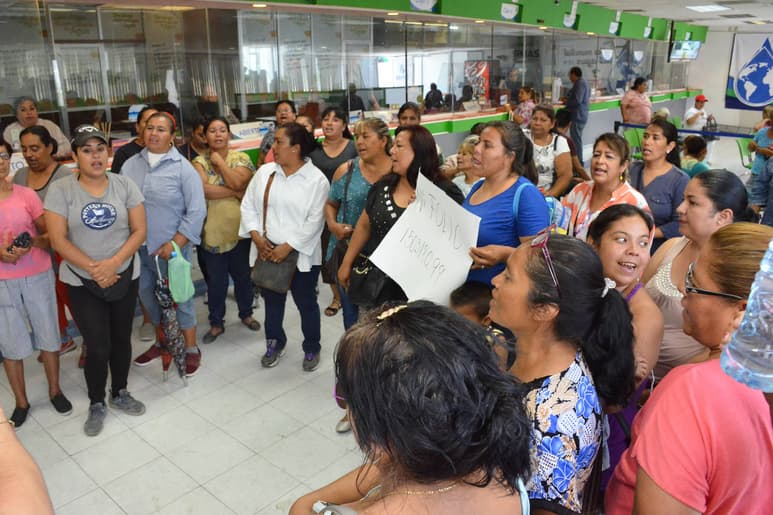 Tres meses.- Porque  en tres meses con problemas de falta de agua potable no les han hecho caso, ayer se manifestaron habitantes de las colonias Nueva  Laguna Norte y Nueva Laguna Sur. (FERNANDO COMPEÁN)