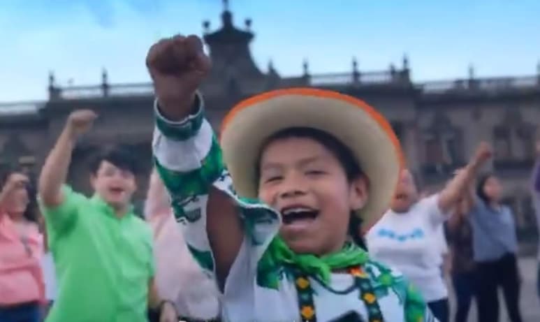 El pequeño aparece en un nuevo video de Movimiento Ciudadano. (ESPECIAL)