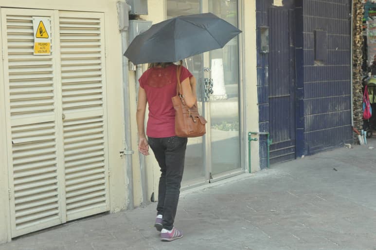 Por salud. Una de las opciones para mitigar el calor, es usar sombrilla. (EL SIGLO DE TORREÓN)