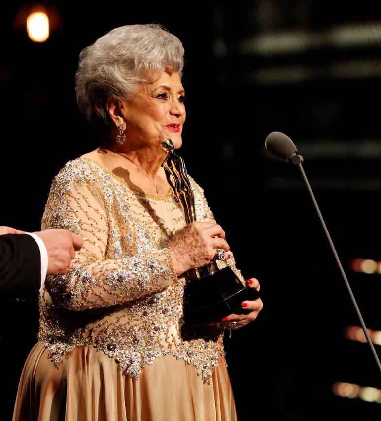 La primera actriz Queta Lavat recibió anoche el premio Ariel de Oro por su trayectoria. (ARCHIVO)