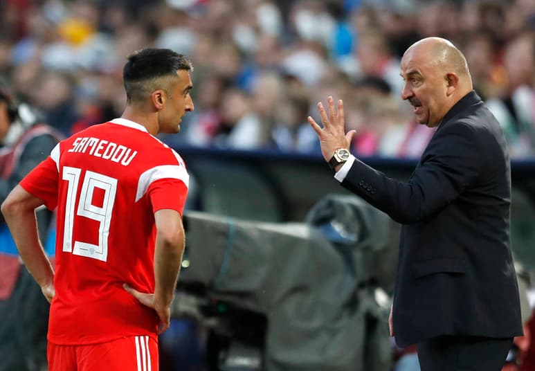 El futbolista ruso Alexander Samedov (izquierda) escucha al seleccionador Stanislav Cherchesov. (AP)