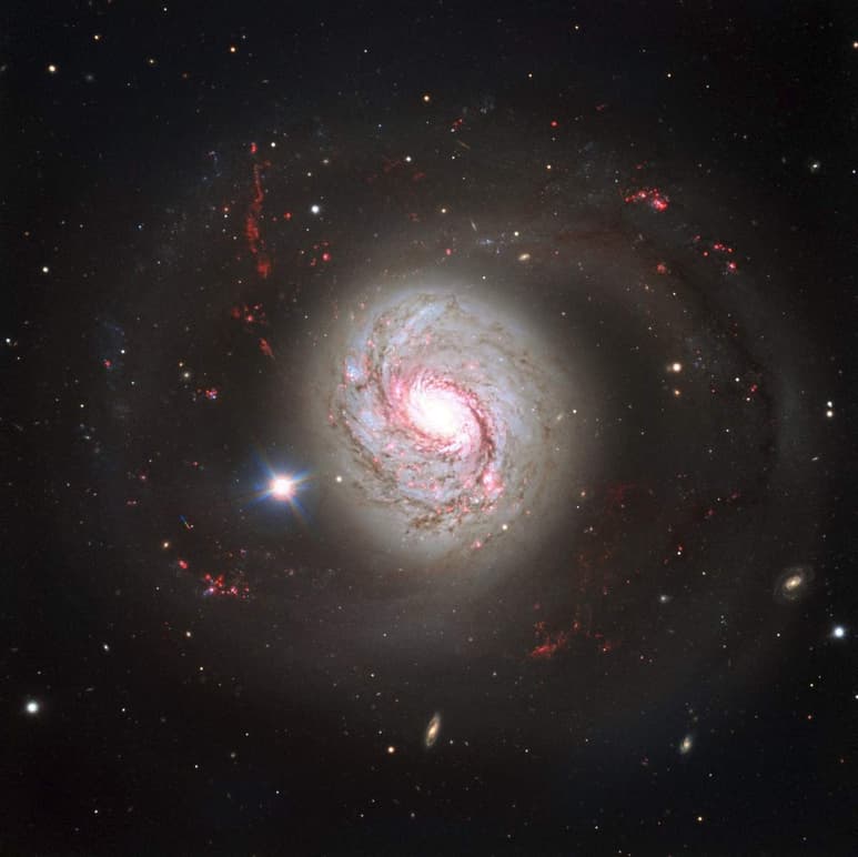 La galaxia IC 4870 tiene un núcleo galáctico activo, esto se supo gracias a al fotografía tomada por el telescopio espacial Hubble. (ARCHIVO)