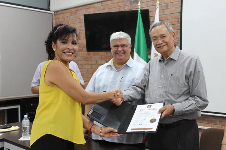 Reconocimiento. María Elena Valadez Mena, directora de la Escuela Normal de Torreón recibió en recientes días la certificación. (EL SIGLO DE TORREÓN)