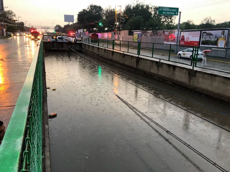 Anegado. Se registró un nivel de cuatro metros de agua en la Línea 1 del Tren Ligero. (AGENCIAS)