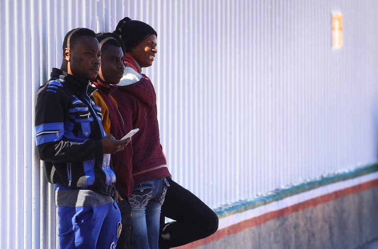 De hecho, los moradores de Little Haiti representan una pequeña porción de los migrantes locales provenientes de la empobrecida nación caribeña, muchos de los cuales están echando raíces frente a la frontera de Estados Unidos, donde aspiraban llegar en un principio. (ARCHIVO)