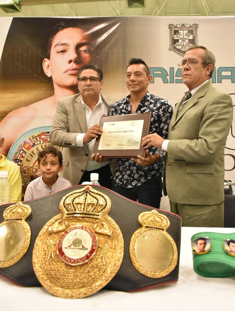 Homenaje. Fue reconocido Cristian Mijares por 20 años de trayectoria en el box.(EL SIGLO DE TORREÓN)