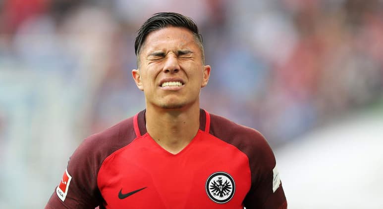 El defensa Carlos Salcedo, quien se perfila para ser titular el domingo contra Alemania, ha sido demandado en Guadalajara por no hacerse cargo económicamente de su primera hija. (ARCHIVO)