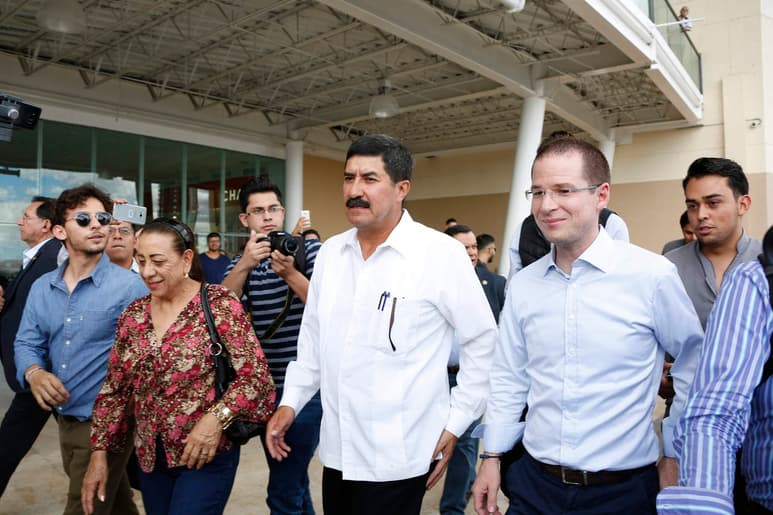 Anaya Cortés sostuvo que el PRI y su candidato presidencial, José Antonio Meade, están haciendo una campaña 'para engañar' a la gente haciendo creer que han avanzado, y que están en segundo lugar, cuando eso es 'absolutamente' falso. (NOTIMEX)